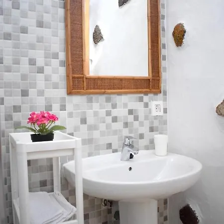 House With 2 Bedrooms In Mancha Blanca With Wonderful Mountain View Furnished Terrace And Wifi 5 Km From The Beach *